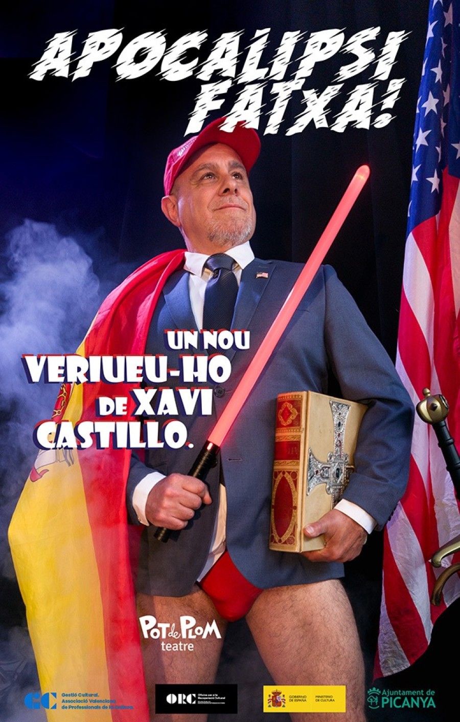 Xavi Castillo disfrazado der político en tanga, con la bíblia en la mano, la bandera de España y una espada láser.
